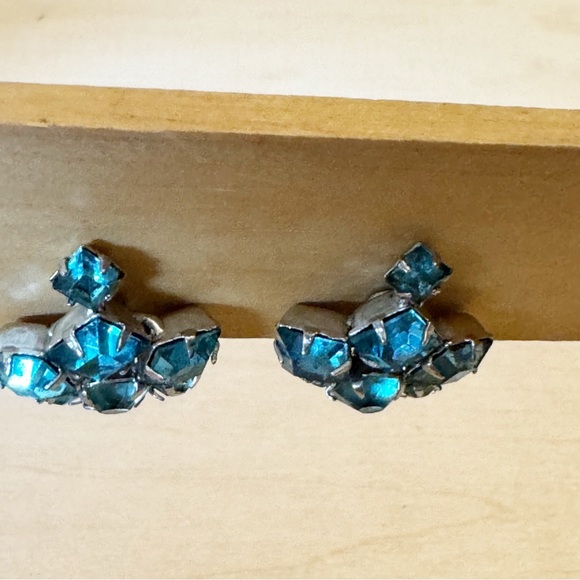 Vintage Gorgeous Aqua Blue Rhinestone Earrings Screw Back Cluster Earrings - Picture 2 of 10